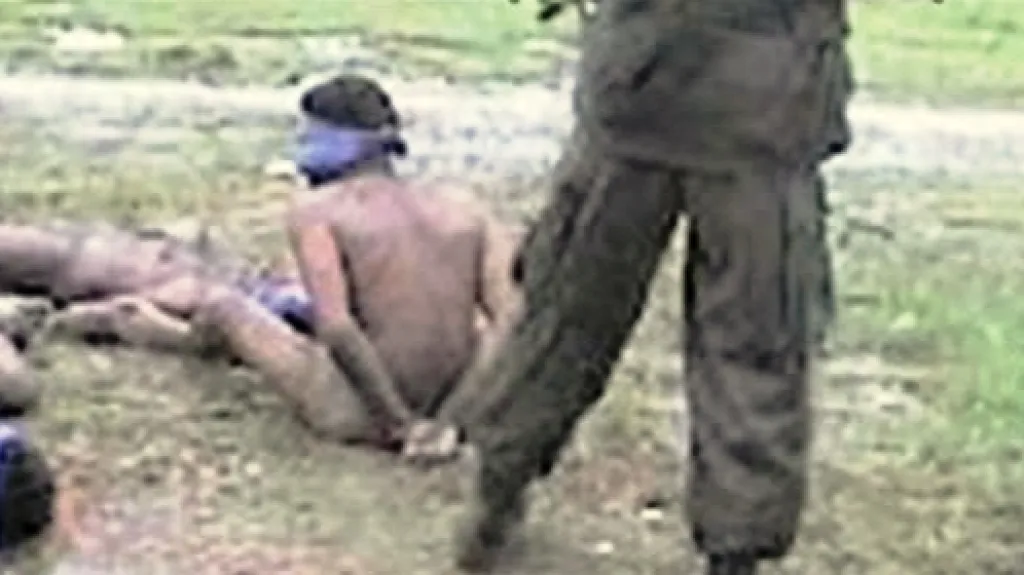 Videozáznam násilí ve srílanské armádě