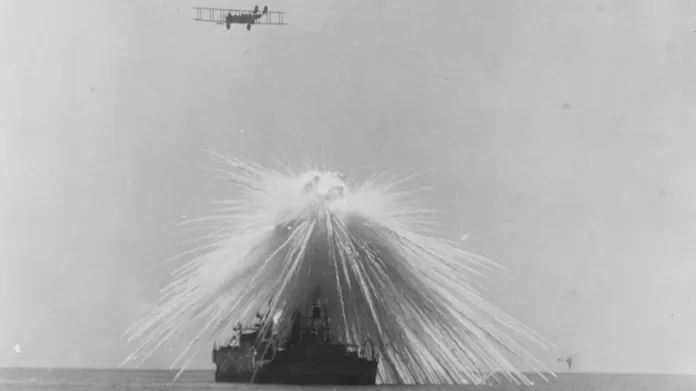Výbuch bomby s bílým fosforem nad lodí USS Alabama během testovacího cvičení v září 1921