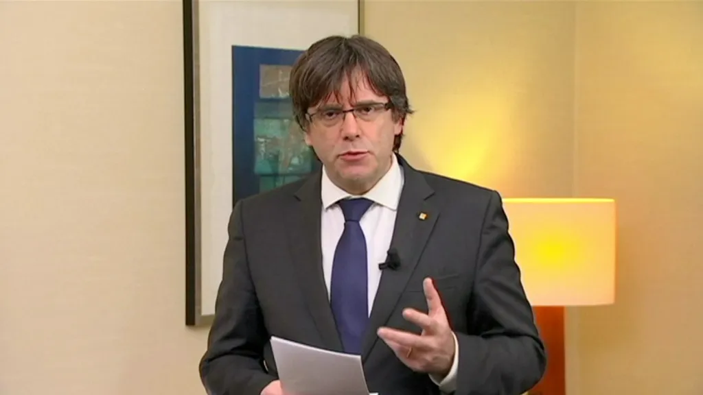 Carles Puigdemont při projevu v televizi TV3