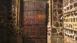 Vstupní dveře do kaple jsou jediné dochované původní dveře ze 14. století.