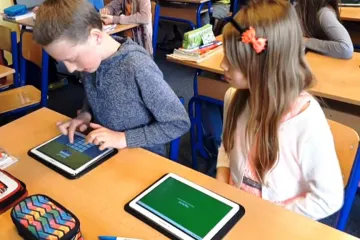 Jak vznikla slova spojená se školou? Žák znamenalo slouha, gymnázium bylo pro naháče