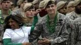 Žena se směje po polibku amerického vojáka na vojenské přehlídce v americkém městě Savannah. Svátek zde byl poprvé slaven v roce 1813