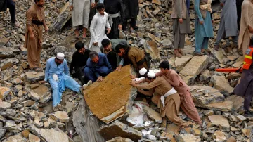 Sesuv půdy v Pákistánu zasypal více než dvacet nákladních aut