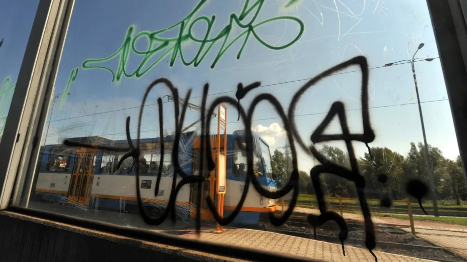 Dopravní podniky vynaloží na odstranění škod po vandalech miliony