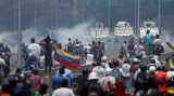 Venezuelané v úterý vyšli do ulic, kde hrozí střety s armádou