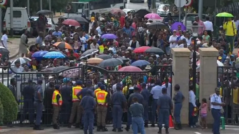 Lidé se loučili s Nelsonem Mandelou