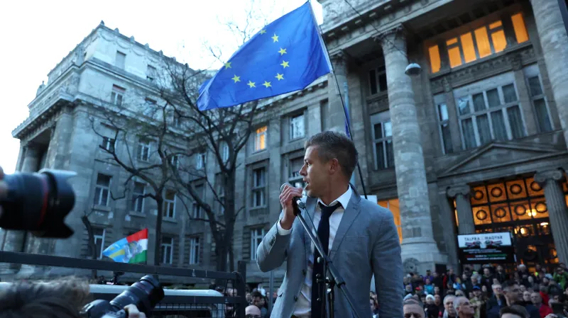 Péter Magyar na protivládním protestu v roce 2024