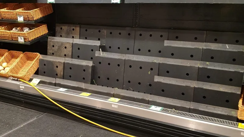 Prázdné regály jednoho ze supermarketů v Melbourne