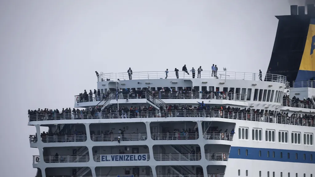 Loď Eleftherios Venizelos pravidelně přiváží migranty na řeckou pevninu