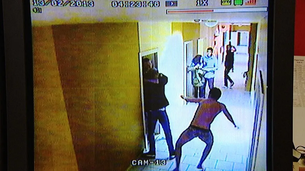 Dánští výtržníci na záběrech bezpečnostní kamery