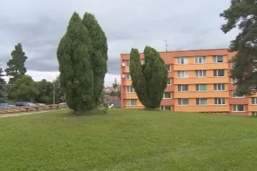 Obyvatelé Chlumu zřejmě přijdou o park mezi domy. Stát prodal pozemek jako nepotřebný