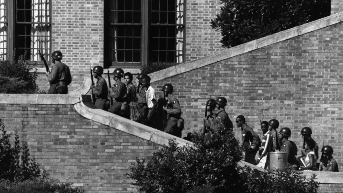 Devět černošských studentů musela cestou do školy chránit armáda