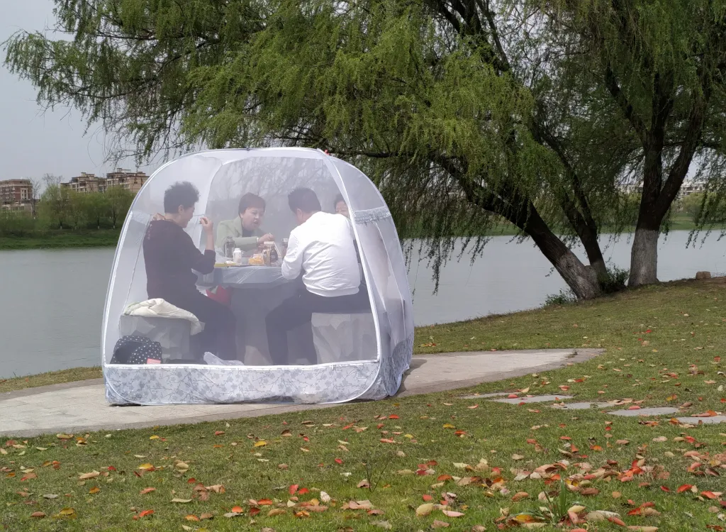 Čínská rodina vyřešila ochranu před nákazou koronavirem po svém. V městském parku si postavila stan a v něm uspořádala piknik