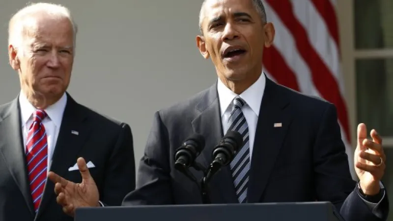 "Můžeme prohrát, ale musíme jít dál," vzkázal Obama fanouškům Clintonové