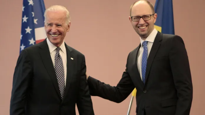 Joe Biden a Arsenij Jaceňuk