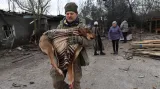 Lidé evakuují zraněné psy po ruském útoku na útulek v Záporoží