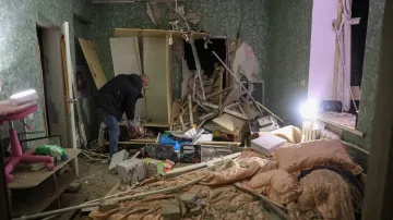 Obyvatel Slovjansku ve svém bytě zničeném ruským útokem