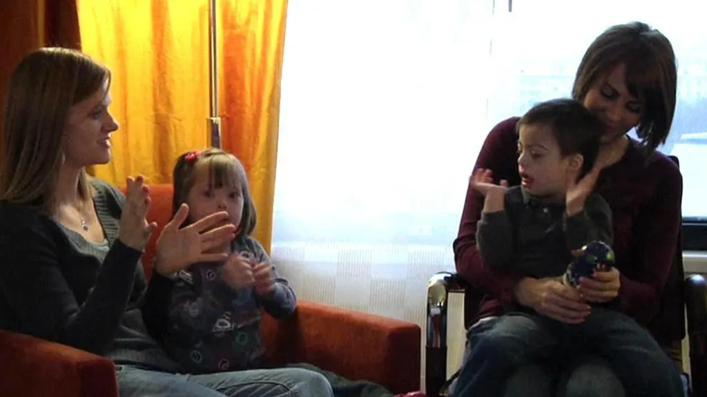Adoptivní matky Jeana Bonnerová a Becky Preeceová a adoptované děti Artur a Viki