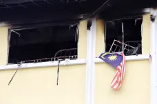Ze školy v Malajsii se stala smrtící ohnivá past. Studentům v útěku zabránily mříže