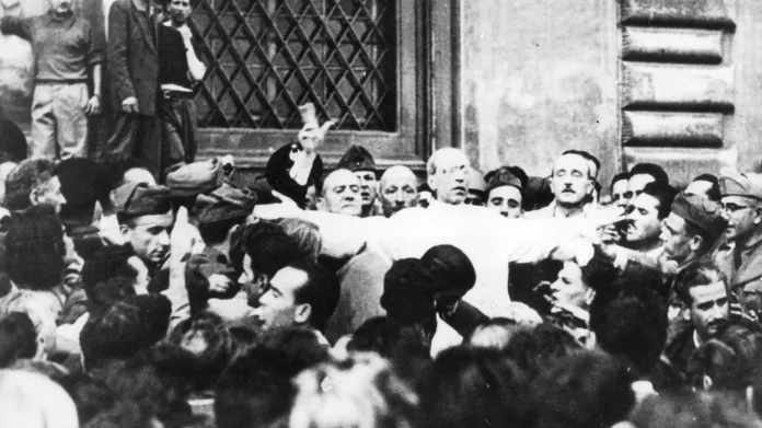 Pius XII. mezi lidmi po bombardování Říma, 1943