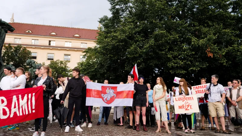 Bělorusové v Praze demonstrují na podporu své země
