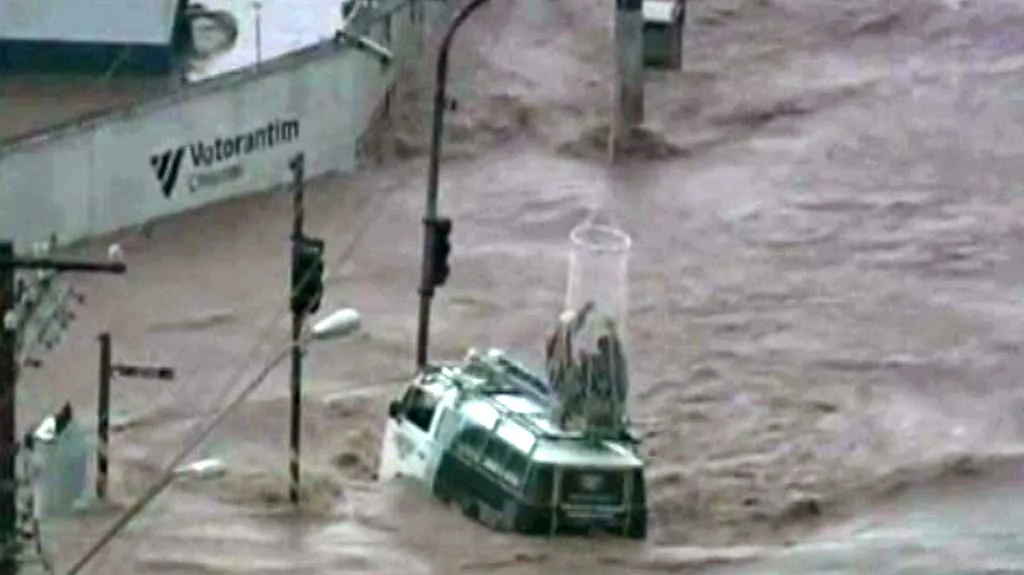 Záplavy v Brazílii uvěznily řidiče
