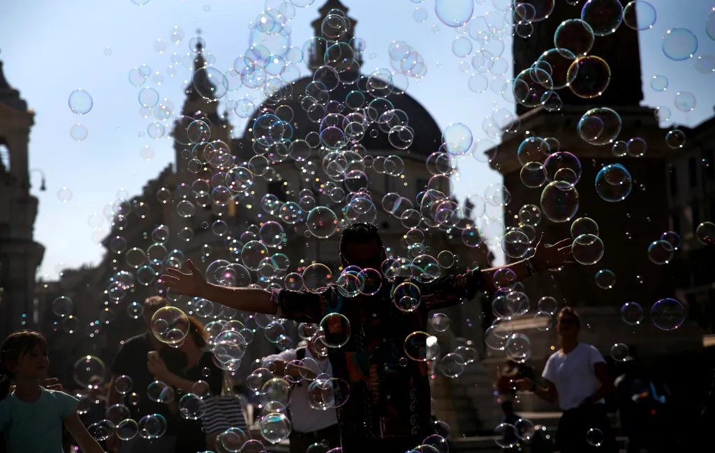 Muž hrající si s bublinami na náměstí v Římě