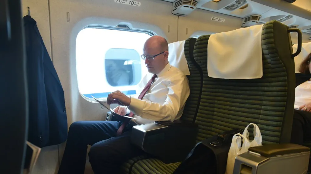 Bohuslav Sobotka při jízdě šinkansenem