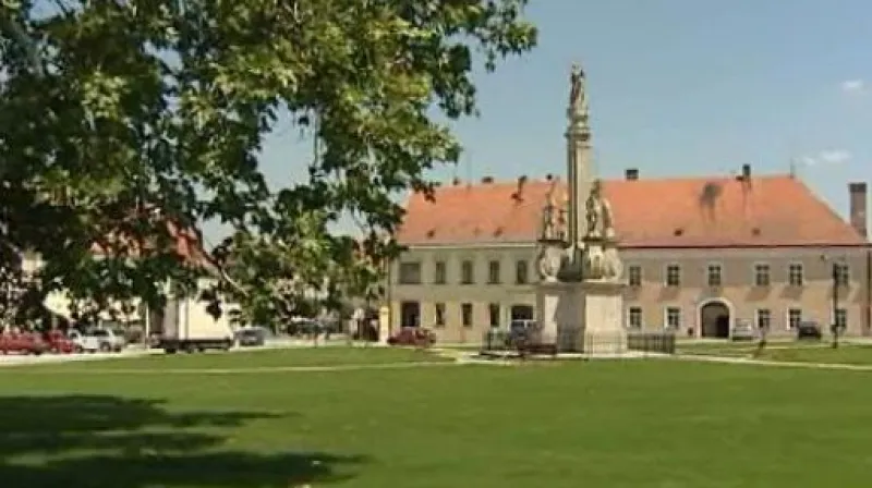 NO COMMENT - Proměna valtického náměstí