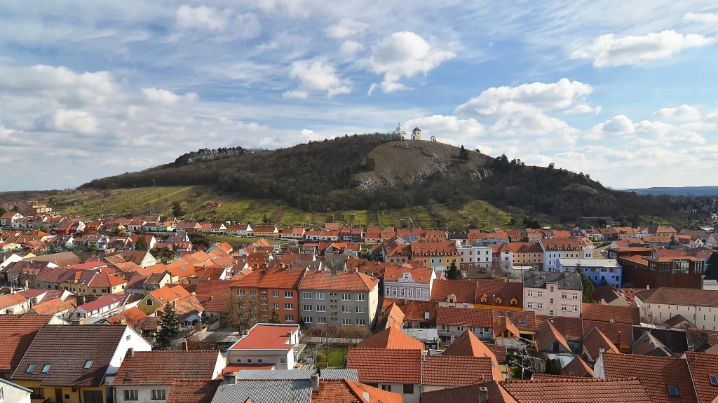 Jihomoravský kraj. Pohled na Svatý kopeček a město Mikulov z Kozího hrádku