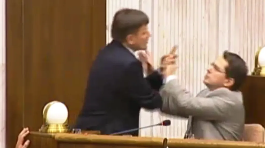 Bitka poslanců Martvoně a Hlině