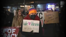 Protest před Českou národní budovou v New Yorku