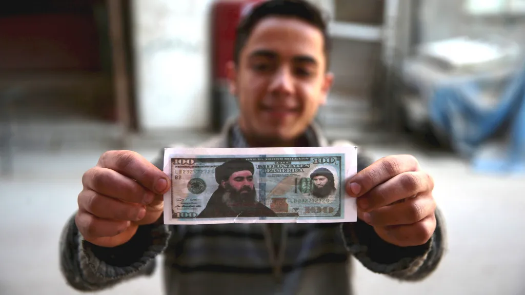 Mladý Syřan drží v roce 2015 bankovku s portrétem Bagdádího