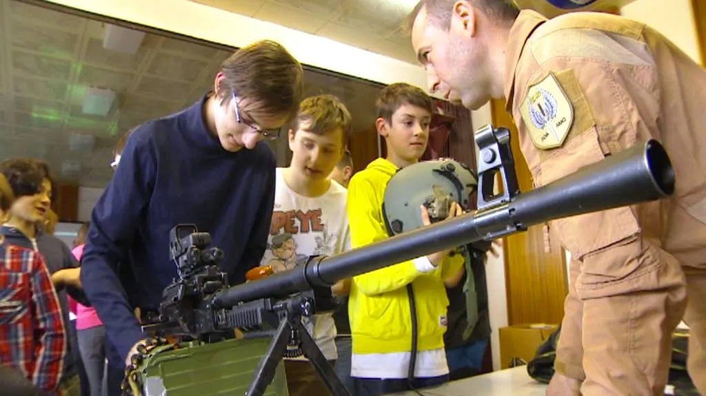 Třebíčští školáci s kulometem