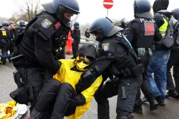 AfD založila mládežnickou organizaci. Protestovaly desítky tisíc lidí