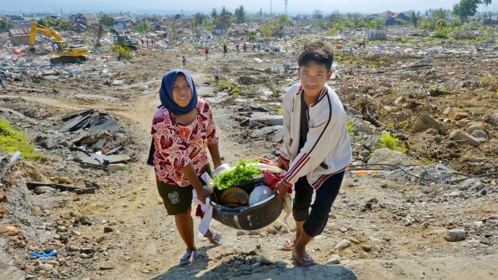 Obyvatelé ostrova Sulawesi zasaženého zemětřesením a vlnou tsunami