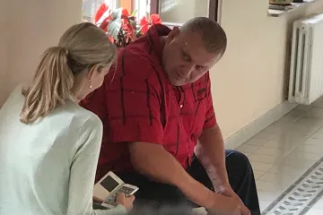 Soud potvrdil podmínku pro řidiče, který vybržďoval hokejistu Ujčíka. Muž pracuje jako řidič MHD