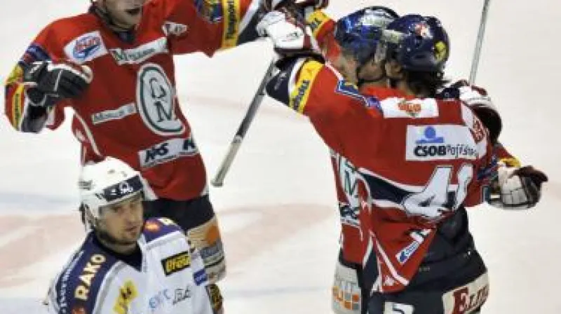 Radost pardubických hokejistů z gólu