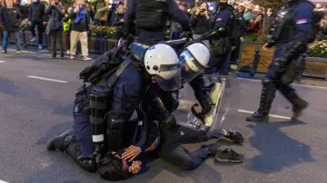 Studenti se střetli s policií v Bělehradě po komunálních volbách, kolem nichž se vznáší podezření z podvodů