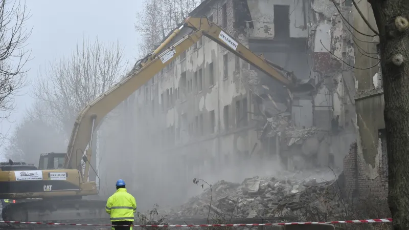 Demolice domů v ulici Na Nivách