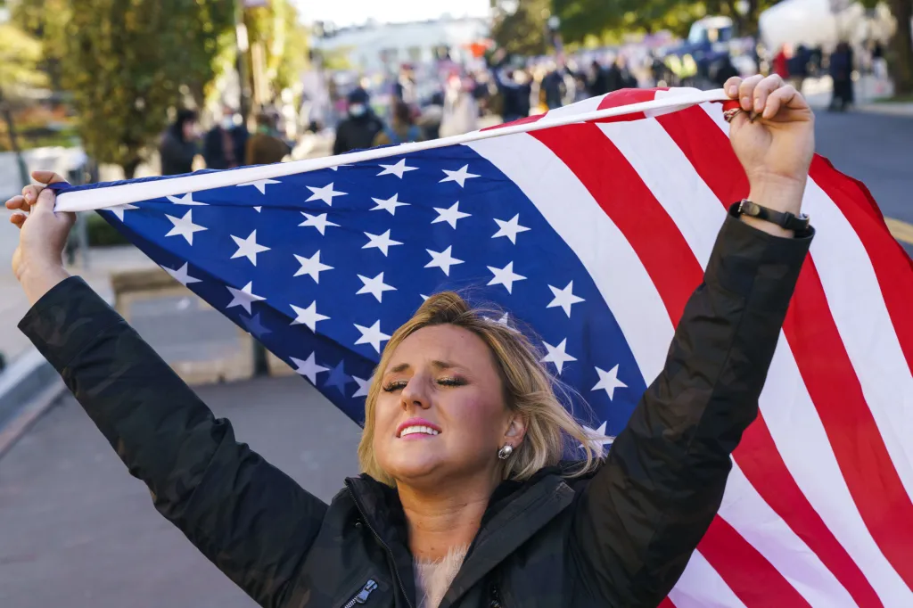 Kelly Janowiaková z Chicaga přijela podpořit Donalda Trumpa před Bílý dům. „Jedná se o nejdůležitější volby v historii,“ řekla agentuře AP
