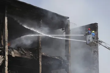 Záchranáři prohledávají trosky po výbuchu v Jerevanu. Počet obětí dál roste