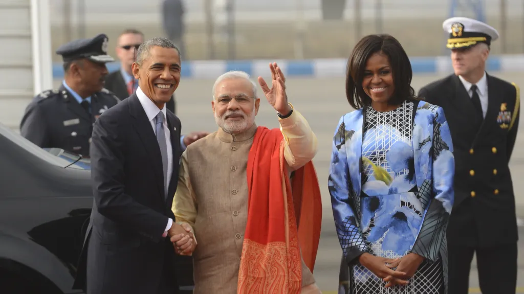 Indický premiér Naréndra Módí uvítal Baracka Obamu s jeho ženou hned po příletu