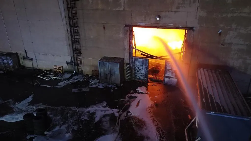 Zásah hasičů u požáru haly v Zápech u Prahy