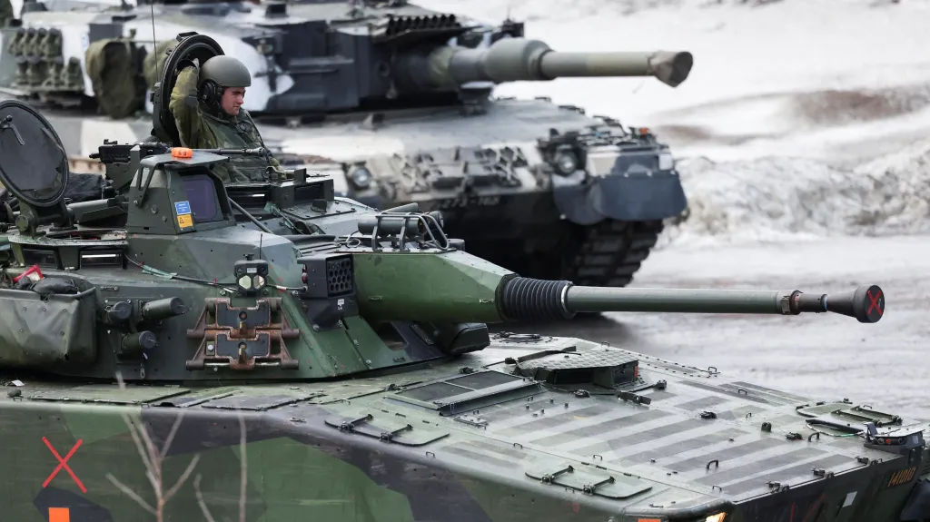 Finské a švédské tanky během cvičení Cold Response 2022 s vojsky zemí NATO