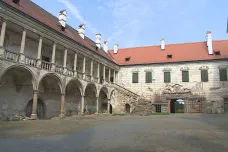 Začala rekonstrukce zámku v Uherčicích. Je největší a nejzanedbanější památkou v Česku 