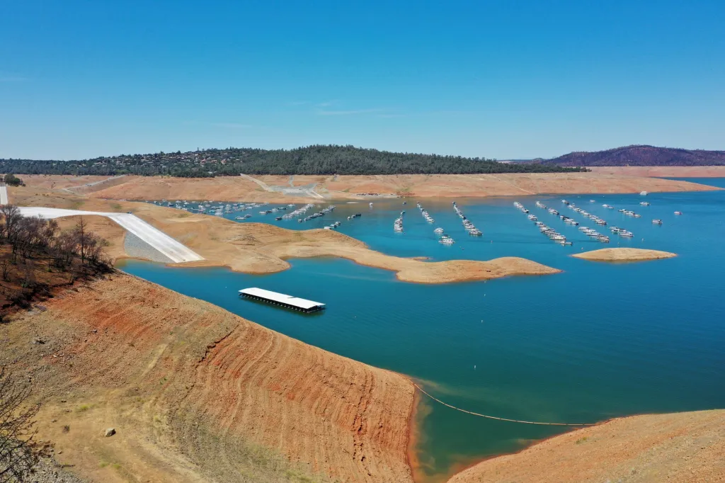 Nízká hladina vody v důsledku sucha je patrná v přehradě Hoover Dam poblíž Las Vegas a v nádrži Oroville na západním úpatí pohoří Sierra Nevada