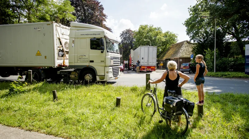 Kamiony s chladicími boxy převážejí ostatky cestujících z MH17