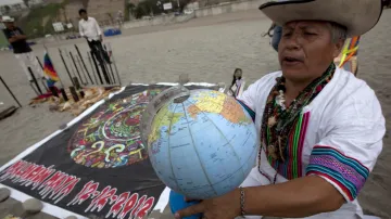 Peruánský šaman při obřadu v Limě