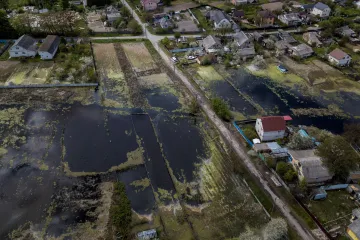 Zaplavení vesnice pomohlo ubránit Kyjev. Místní se teď ale bojí, že jim mokré domy v zimě popadají
